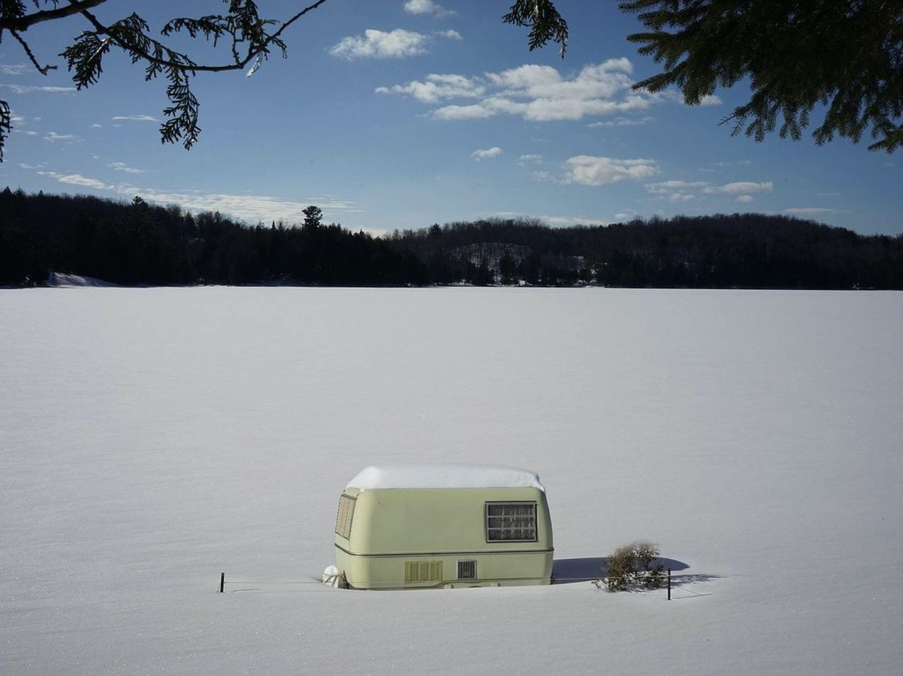 Una cabaña en el bosque con vista al lago en las montañas