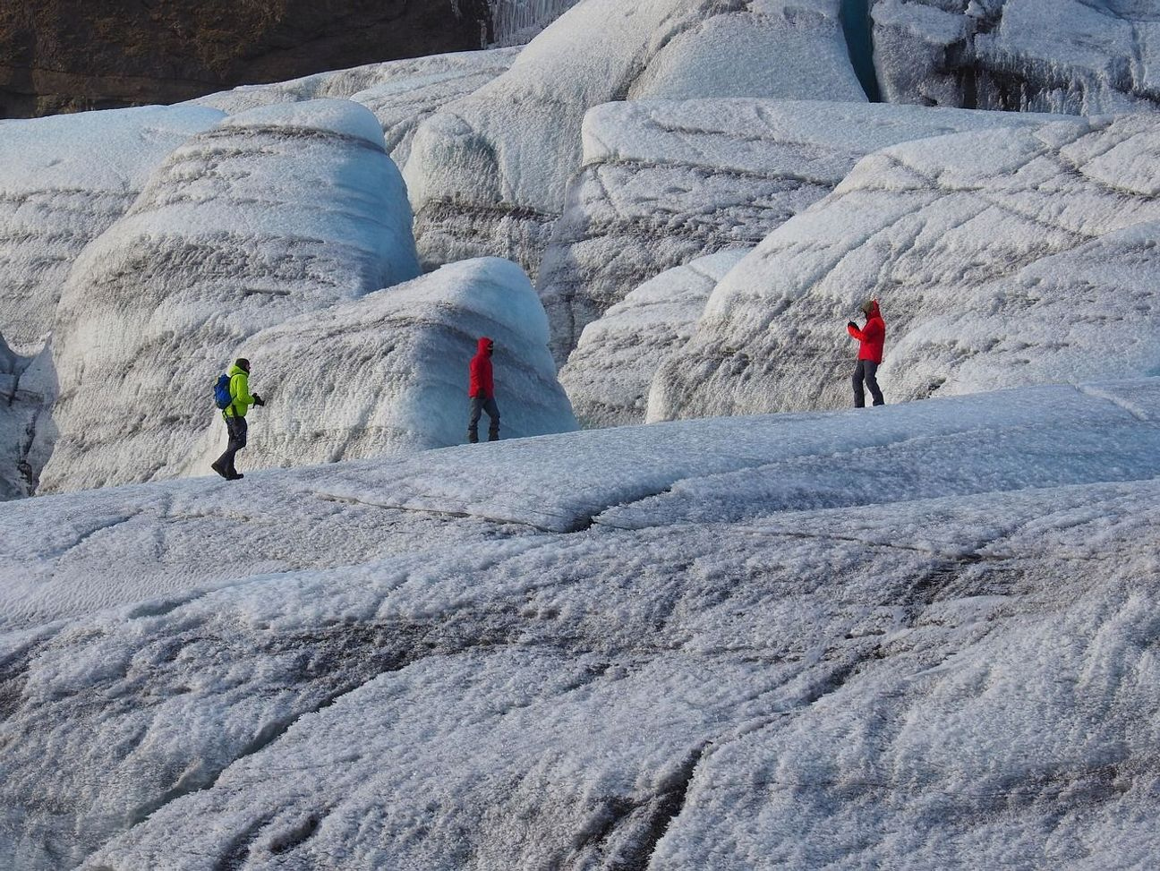 Equipos de pesca en hielo listos en la orilla del lago bajo el hielo